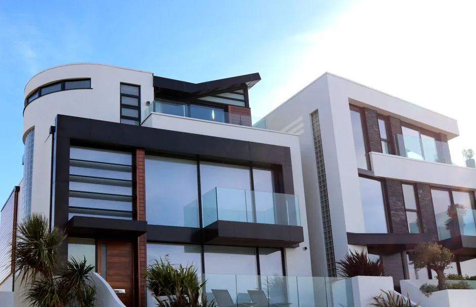 Appartement moderne lumineux à balcons vitrés, un choix étudié par l’investisseur immobilier