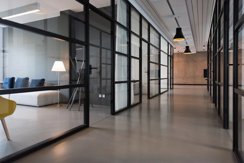 Bureau de gestion immobilière avec documents comptables et déclaratifs