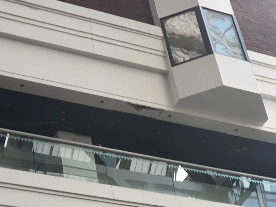 Comment se lancer investisseur immobilier : dégât des eaux visible dans un logement locatif
