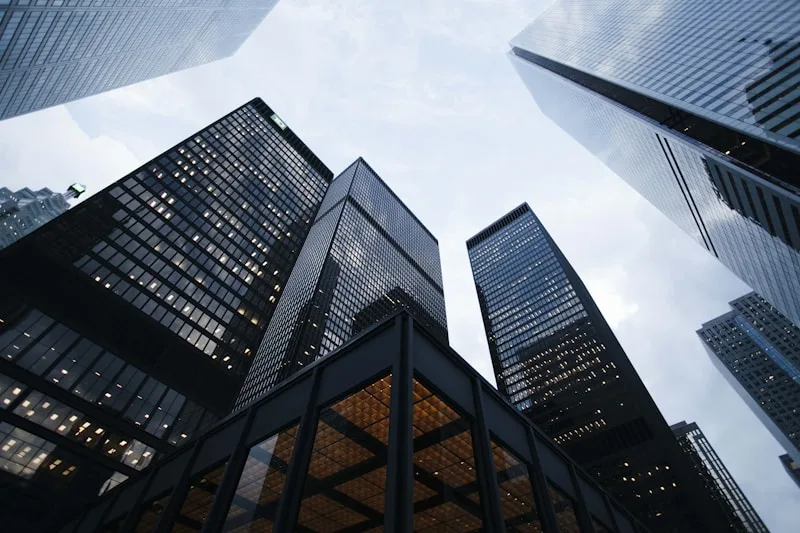 Immeuble de bureaux représentant l'immobilier professionnel et indirect
