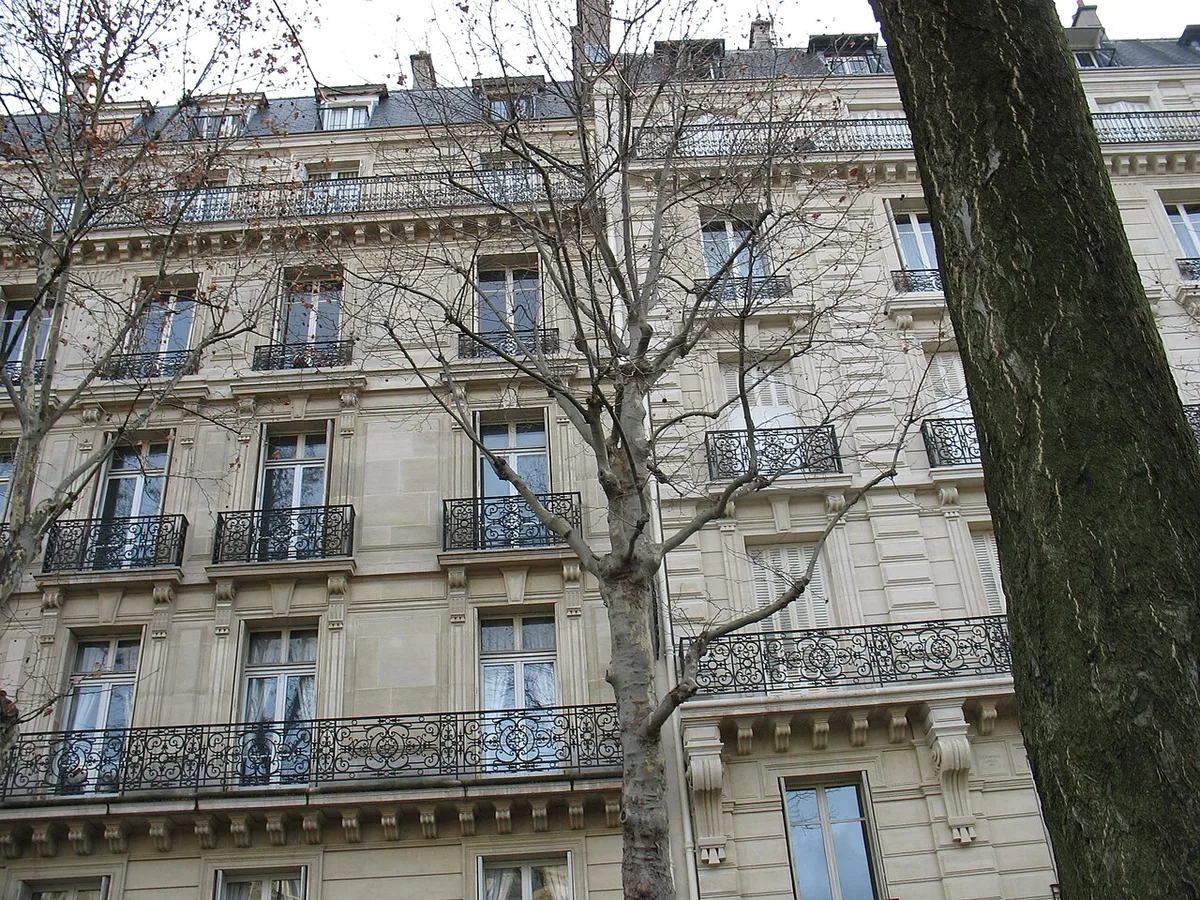 Immeuble parisien illustrant le statut fiscal investisseur immobilier en location nue
