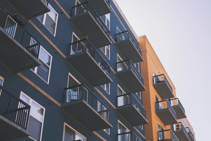 Immeuble résidentiel illustrant un investissement locatif et une location nue