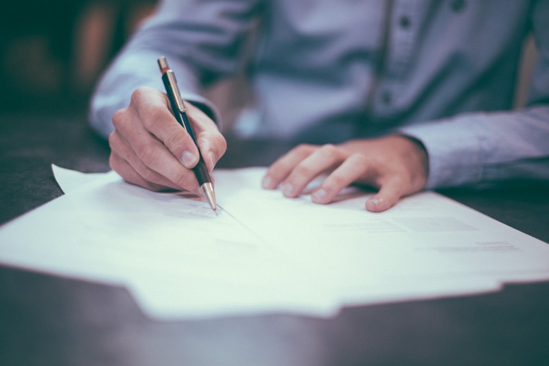 Vérification d'un contrat avant un investissement immobilier