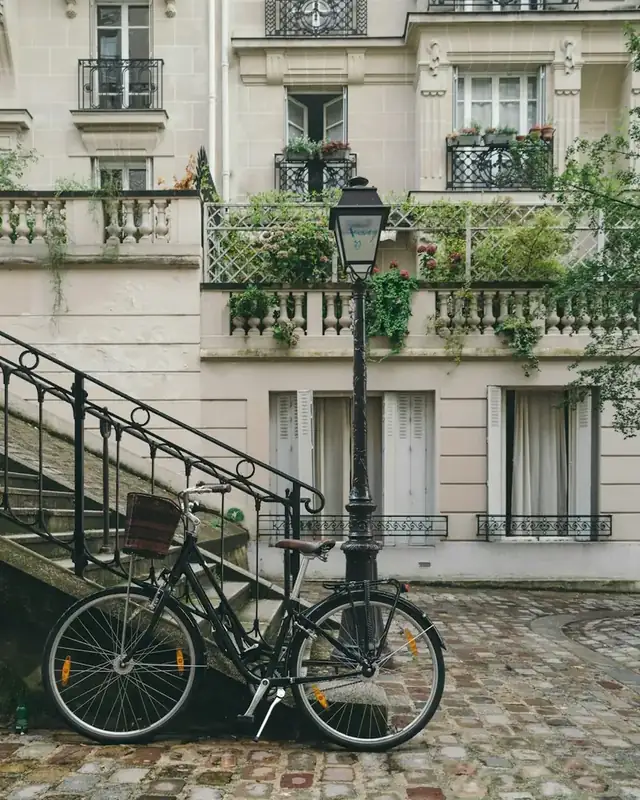 Façade d’un immeuble haussmannien à Paris